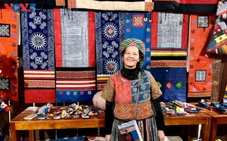 Frauen der Mong stellen der Welt die Leinenweberei vor