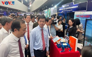 껀터시 과학기술, 혁신 및 디지털 전환 전시회 개막