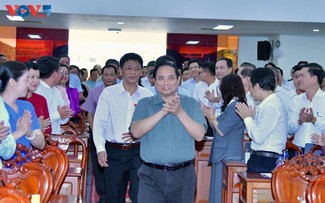 范明政接触芹苴市选民