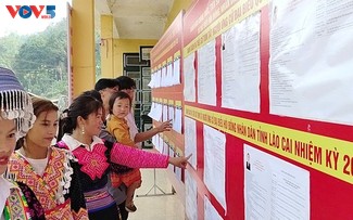 全国各地兴高采烈迎来国家重大节日