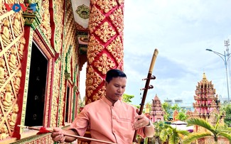 クメール族の伝統音楽の保存・発展に励むタチ・バクスさん