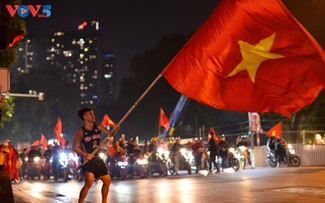 Cổ động viên tại Hà Nội đổ ra đường ăn mừng chiến thắng của U22 Việt Nam