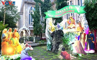 フエ市中心部に広がる、心温まるクリスマスの雰囲気