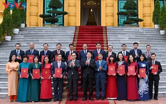 ルオン・クオン国家主席 海外派遣の新任大使16名に任命状を授与