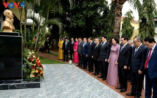 Luong Cuong rend hommage au Président Hô Chi Minh et aux combattants angolais à Luanda