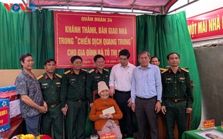 Übergabe des ersten Hauses im Rahmen der „Quang-Trung-Kampagne” 