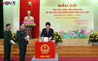 Staatspräsident Luong Cuong und Leiter von Partei und Staat üben ihr Wahlrecht aus