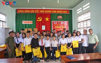 VOV Thành phố Hồ Chí Minh thăm, tặng quà cho người dân và học sinh đồng bào Chăm ở Lâm Đồng