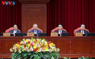 Ngày làm việc thứ nhất hội nghị Trung ương 15, khóa XIII