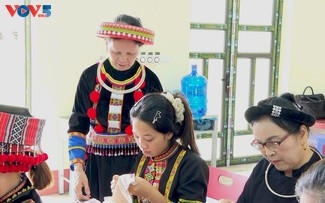 Người giữ lửa nghề thêu truyền thống của dân tộc Dao đỏ ở Thái Nguyên