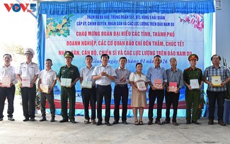 Mang tình cảm đất liền gửi chiến sĩ đảo Nam Du