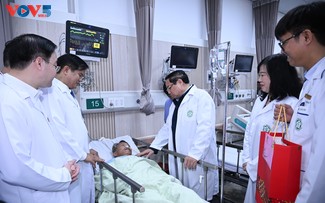 Thủ tướng Phạm Minh Chính thăm, chúc Tết, động viên y bác sĩ và bệnh nhân tại các bệnh viện