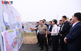 Le Premier ministre supervise le chantier de l’aéroport international de Gia Binh