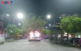 ຖະ​ໜົນ​ຍ່າງ ຮາຍ​ບ່າ​ຈຶງ-ຫງວຽນ​ເຫ້ວ-ແຂວງ ອານ​ຢາງ:  ສະ​ຖາ​ນ​ທີ່​ບັນ​ເທິງ​ສ້າງ​ຄວາມ​ປະ​ທັບ​ໃຈ