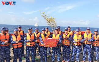 Thăm, tặng quà và chúc Tết Nguyên đán các lực lượng làm nhiệm vụ trên tuyến biển