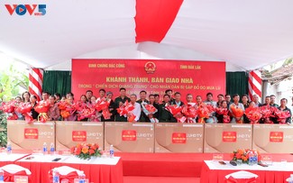 Trao nhà cho người dân vùng thiên tai: Món quà ý nghĩa trước thềm Đại hội Đảng 