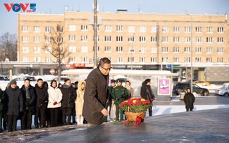 Đại sứ quán Việt Nam tại Nga dâng hoa tưởng niệm Chủ tịch Hồ Chí Minh nhân 96 năm Ngày thành lập Đảng Cộng sản Việt Nam
