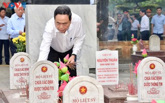 Parlamentspräsident Tran Thanh Man zündet Räucherstäbchen für gefallene Soldaten in Quang Tri an