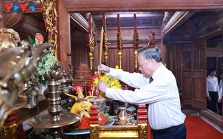 KPV-Generalsekretär To Lam zündet Räucherstäbchen zum Gedenken an Vorgänger in Tuyen Quang an