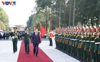 KPV-Generalsekretär To Lam nimmt am 80. Traditionstag bewaffneter Streitkräfte der Militärzone 9 teil