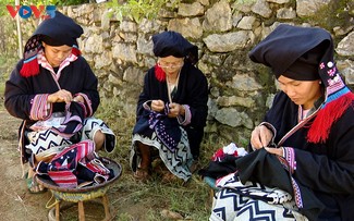 L’indigo, âme du fil et fierté des femmes Dao