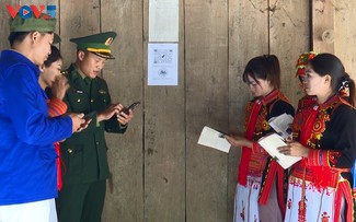 Les «enseignants du numérique» en uniforme vert à Phong Thô