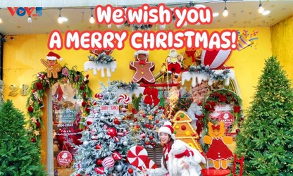 Christmas markets heat up in Vietnam as the holiday season nears