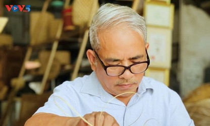 Artesano Nguyen Van Tinh: El pilar de la artesanía de bambú y ratán en la aldea Phu Vinh