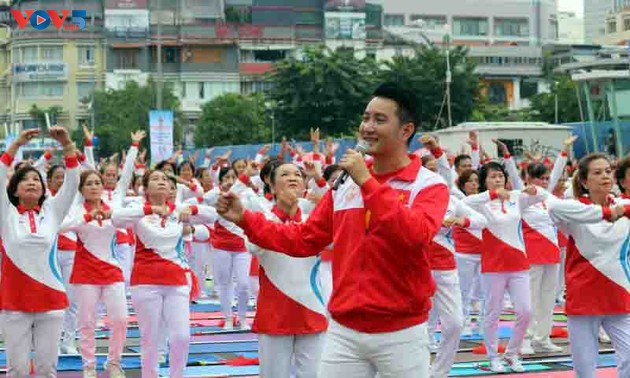 Adultos mayores establecen récord en materia de Tai Chi y yoga