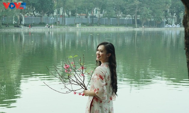 El Ao Dai embellece las calles de Hanói en ambiente festivo del Tet