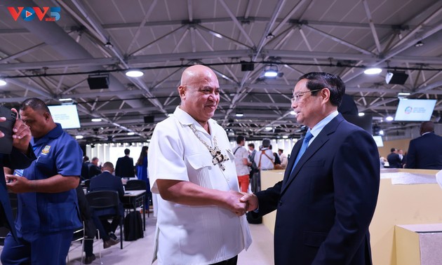 Premier de Vietnam dialoga con su homólogo de Tuvalu y con la directora general de la UNESCO