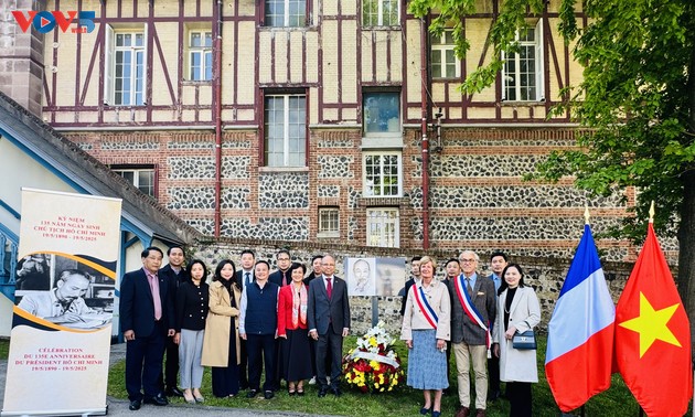 Dépôt de gerbe de fleurs à la mémoire du Président Hô Chi Minh à Sainte-Adresse, en France