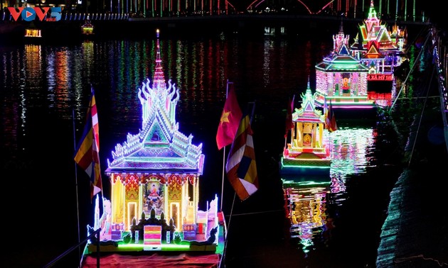 Colorful water lanterns light up Can Tho’s Ok Om Bok festival