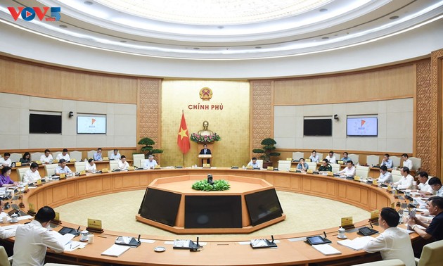 Premierminister Pham Minh Chinh leitet die Regierungssitzung im April