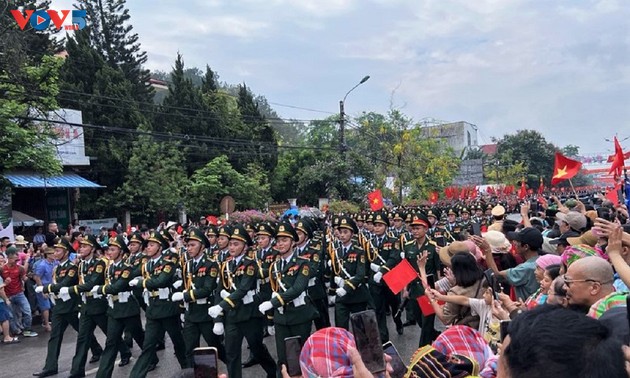 Terharu dan Bangga Akan Upacara Parade Militer dan Pawai Massa Peringatan  HUT ke-70 Kemenangan Dien Bien Phu