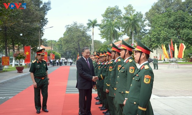 KPV-Generalsekretär To Lam besucht das Militärkommando der Provinz Binh Duong 