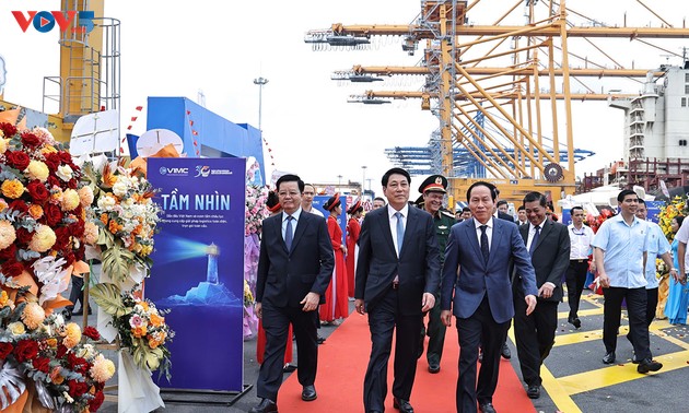 Staatspräsident Luong Cuong nimmt an der Einweihung der internationalen Containerhäfen Lach Huyen Nr. 3 und Nr. 4 teil