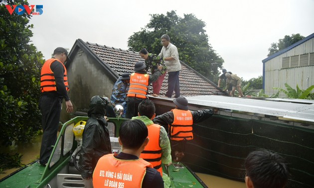 Die Rettung von Menschen in den Überschwemmungsgebieten verstärken