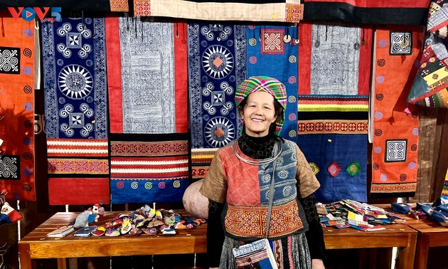 Frauen der Mong stellen der Welt die Leinenweberei vor