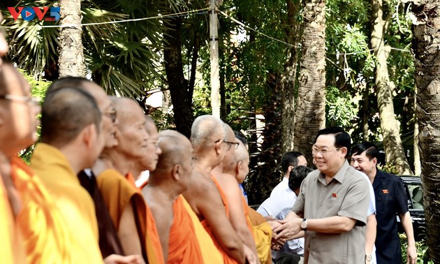 ប្រធានរដ្ឋសភា លោក Vuong Dinh Hue៖ ជនរួមជាតិបណ្ដាជនជាតិ និងសាសនាជាផ្នែកមួយដែលមិនអាចកាត់ផ្តាច់ចេញពីសហគមន៍ជនជាតិវៀតណាម