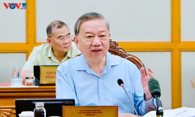 លោកអគ្គលេខាបក្ស តូ ឡឹម៖ តាំងចិត្តដោះស្រាយរបបគោលនយោបាយសម្រាប់កម្មាភិបាលចូលនិវត្តន៍