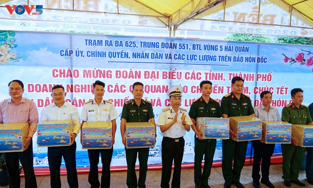 海军第五区慰问团春节前夕访督岛