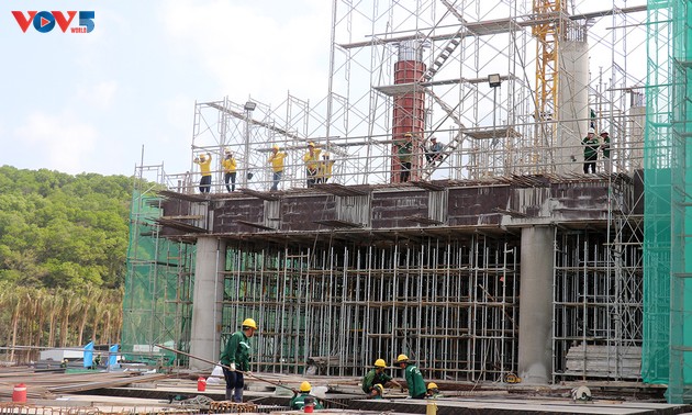 富国岛APEC工程工地上的数千名工人春节不停工