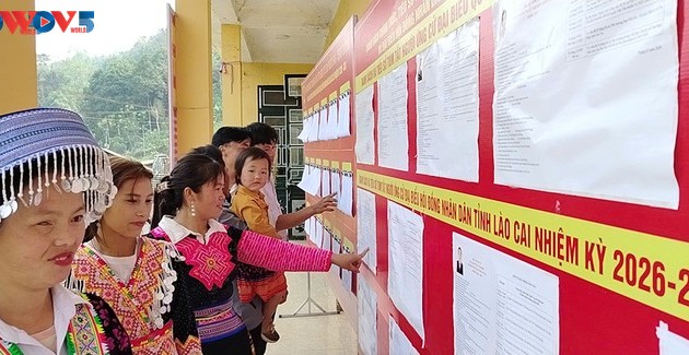 全国各地兴高采烈迎来国家重大节日