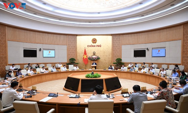 Pham Minh Chinh préside une réunion sur le fonctionnement des administrations locales à deux niveaux