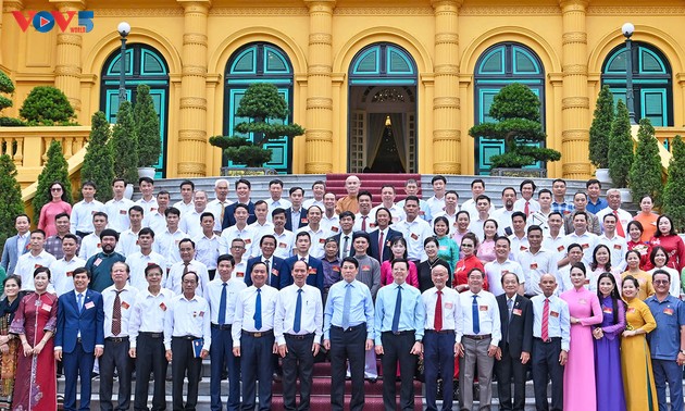 ປະ​ທານ​ປະ​ເທດ ເລືອງ​ເກື່ອງ ພົບ​ປະ​ກັບ​ນັກ​ສິ​ລະ​ປະ​​ການ​ຢູ່​ໝູ່​ບ້ານ​ອາ​ຊີບ​ຫັດ​ຖະ​ກຳ​ດີ​ເດັ່ນ​ໃນ​ທົ່ວ​ປະ​ເທດ