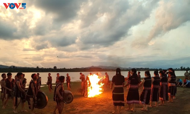 ケップ村、伝統的な錦織り業の保存、コミュニティツーリズムの開発に励む