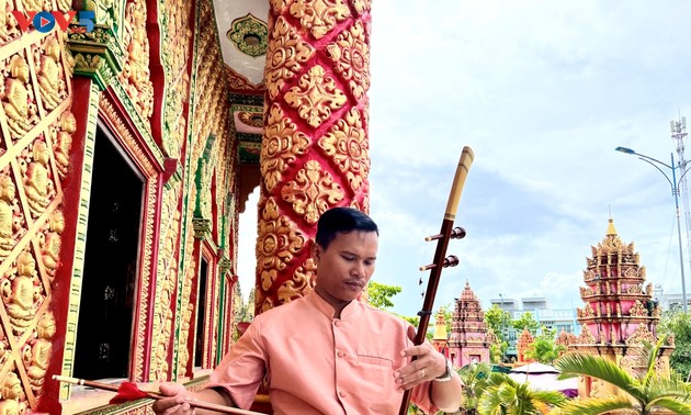 クメール族の伝統音楽の保存・発展に励むタチ・バクスさん