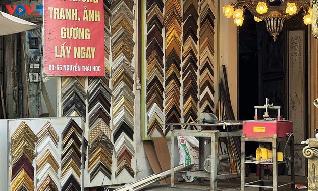 Nguyen Thai Hoc street: Hanoi’s frame-making haven