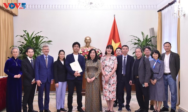 日本電波ニュース社ベトナム駐在事務所再開許可証交付式